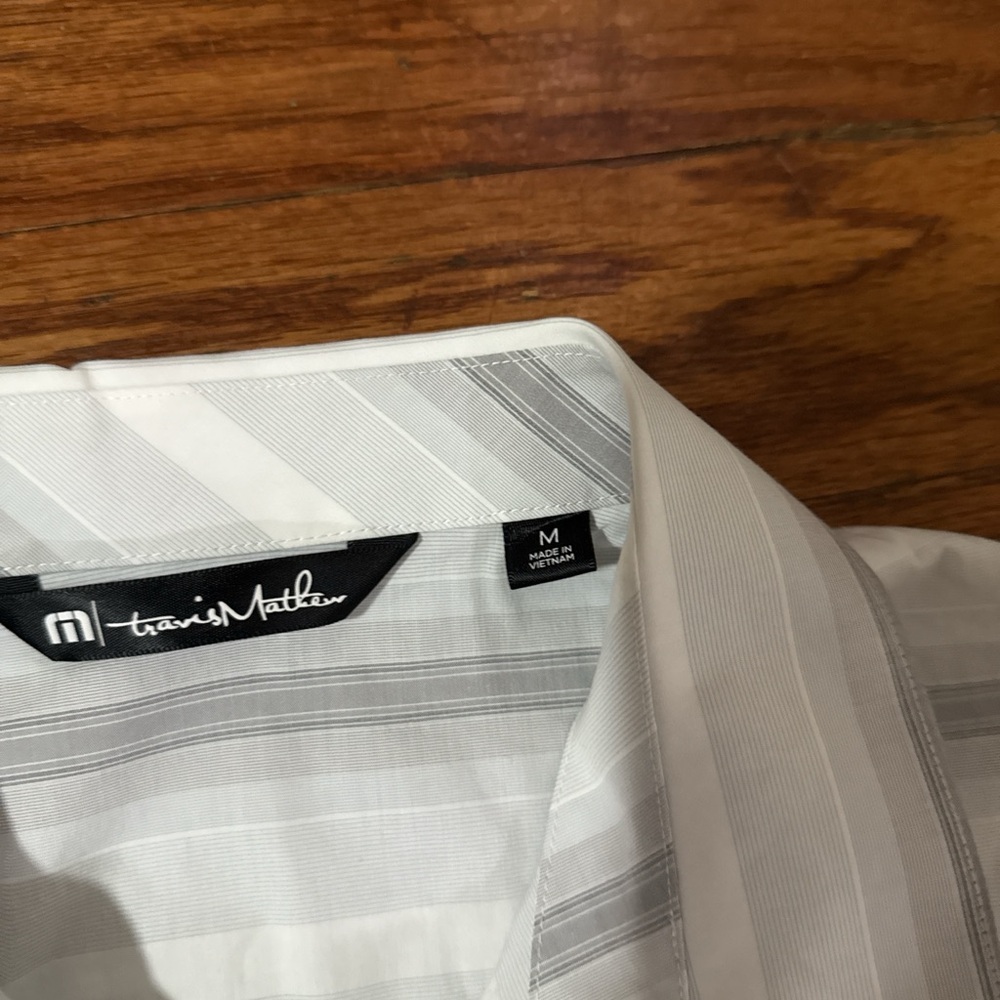 TravisMathew Mens Short Sleeve‎ Button Down Shirt Grey White Striped Golf Top M - Picture 2 of 3